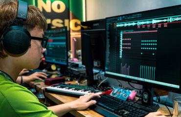 Sản xuất nhạc cho ca sĩ biểu diễn