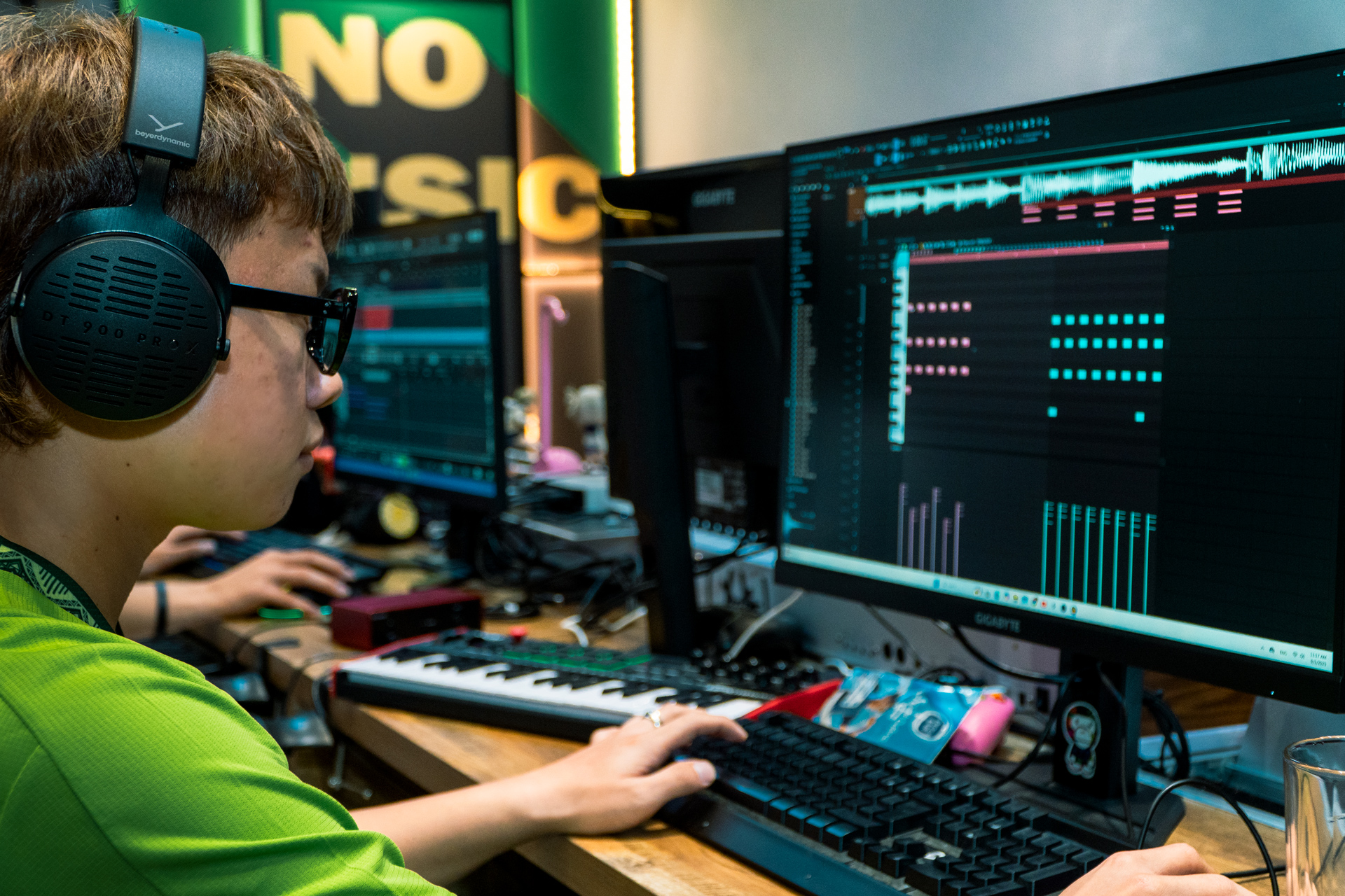 Sản xuất nhạc cho ca sĩ biểu diễn